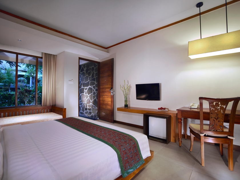 Deluxe King Pool View